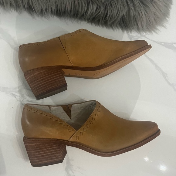 Caslon Julian Slip On Pointed Toe Ankle Booties, Tan Leather, Womens Size 9.5 - Picture 4 of 9